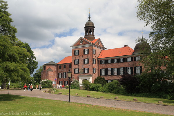Schloss Eutin Frontfassade in Park Burgpanorama Gartenidyll Herzogtum-Residenz