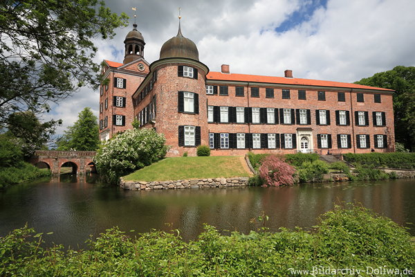 Schloss Eutin Burg Wassergraben um Herzogtum-Residenz am Park