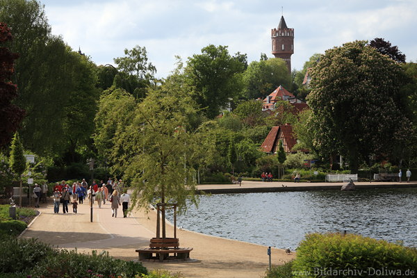 Eutin See Uferweg Wasserbucht Promenade Passanten in Naturidyll Ostholsteins