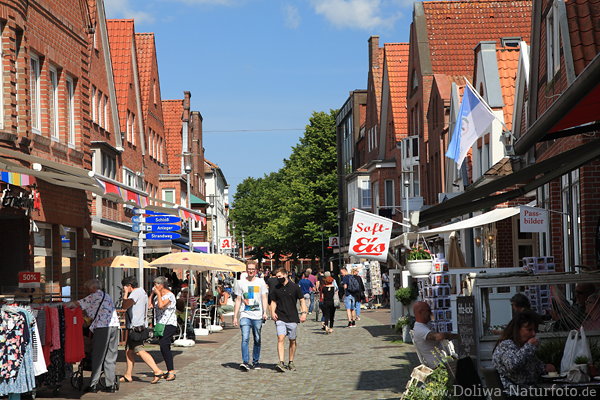 Strassenbild Pln Fussgngerzone Passanten Urlaubsidylle Caf Besucher