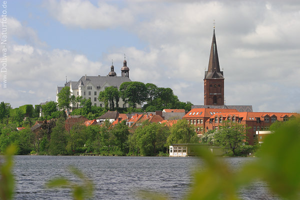 Plner See Wasser Schloss Kirchturm trohnend ber Altstadt