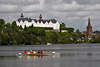 Freizeitsport auf Großer Plöner See Foto: Jugendliche in Ruderboot rudern vor Schloss, Marktkirche Blick