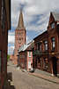 702109_Plön Altstadt Gasse mit Ev.-Luth. Marktkirche Blick in Foto