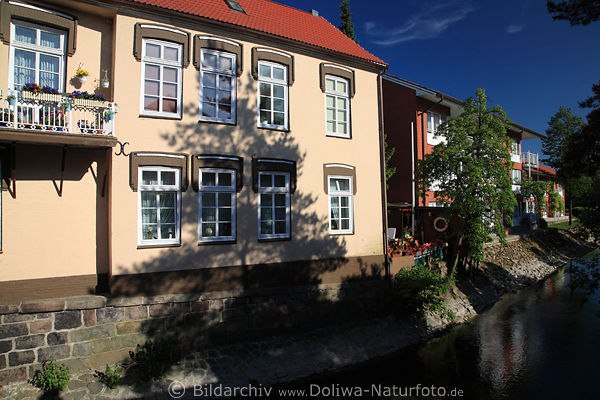 Preetz Stadtarchitektur Huser Balkon Fenster in Sonne am Wasserkanal