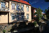 1100709_Preetz Stadtarchitektur Huser Balkon Fenster in Sonne am Wasserkanal