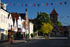 1100718_ Preetz Stadtansicht Reisebild von Kirchenstrasse mit Festschmuck, Holsteinische Schweiz Urlaub