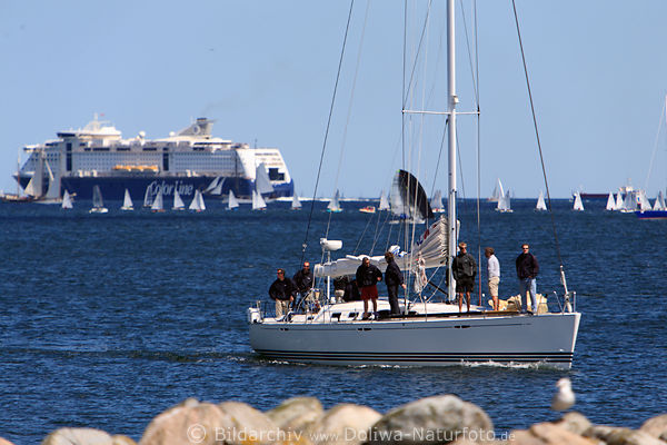 Kieler Frde Segelyacht Ostsee Regatta vor Schiffsfhre Meer Fernblick