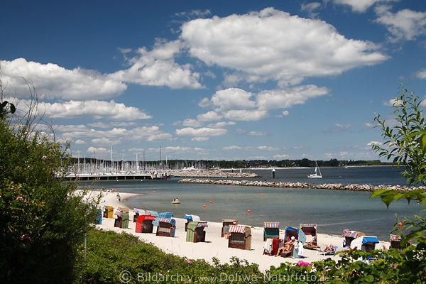 Schilksee Strand Ostsee Landschaft in Kiel Urlauber Krbe in Schnwetter sonnen