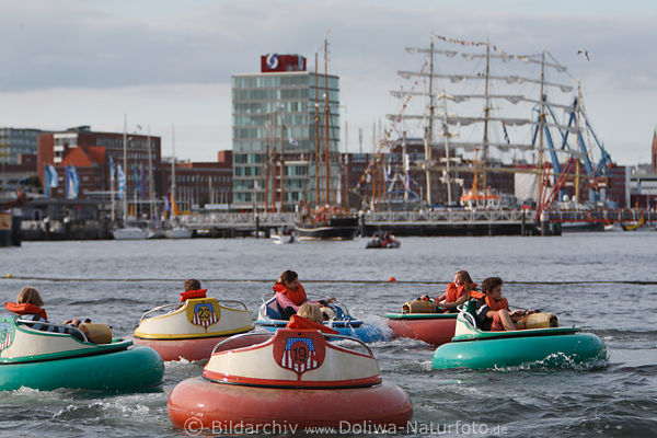 Kinderspass in Schlauchbooten auf Wasser mit maritimen Hafenblick von Kiel