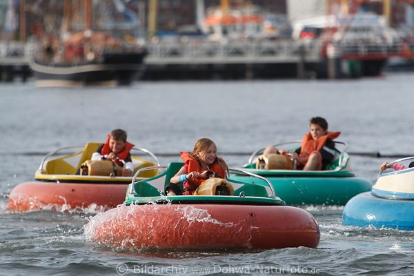 M�dchen Rafting Spass f�r Kinder Wasserfahrt im Schlauchboot, Kieler Hafen Woche
