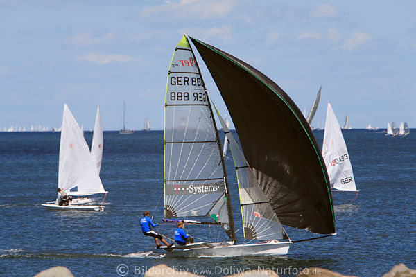 Kieler Woche Foto: Regatta Segler auf Kieler Frde Wasser mit Wind in Segeln