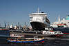 605538_Fhrhafen Bootsausflug zur Queen Mary 2 Kreuzfahrtschiff Barkassen Magdalene-1 Gerda-2 auf Elbe in Hamburg