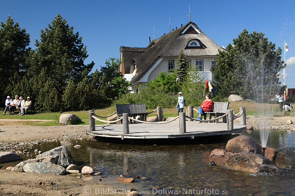 Seebad Dahme Feriengäste Senioren am Teich vor Haus Deichgraf am Nordstrand
