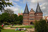 Lübeck Holstentor Frühlingstreffen Grünwiese Picknick Türme historische Kulisse