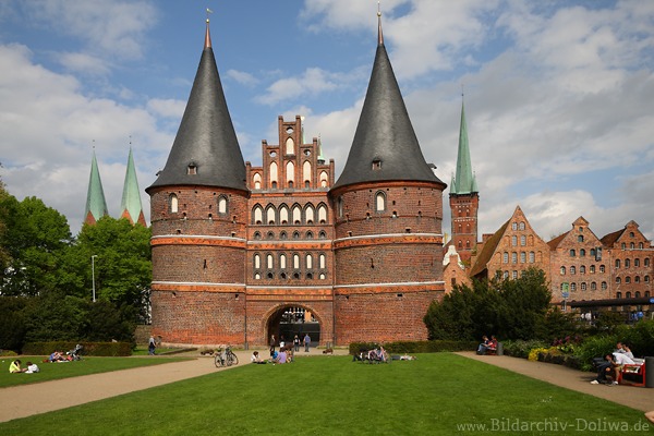 Lübeck Hostentor Altstadt Wahrzeichen alte Bauwerke Grünwiese historische Kulisse