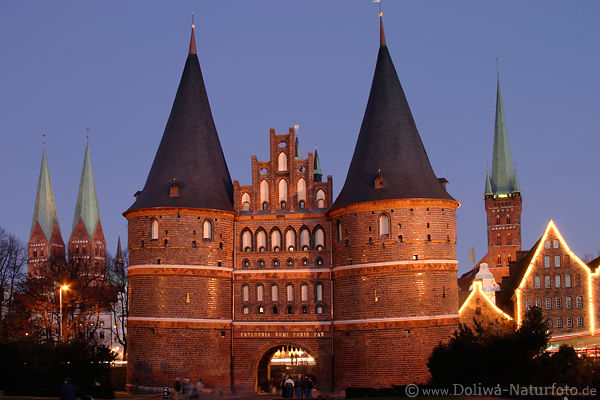Lübecker Holstentor Altstadt-Türme Abendlichter Sehenswürdigkeit Bauwerke