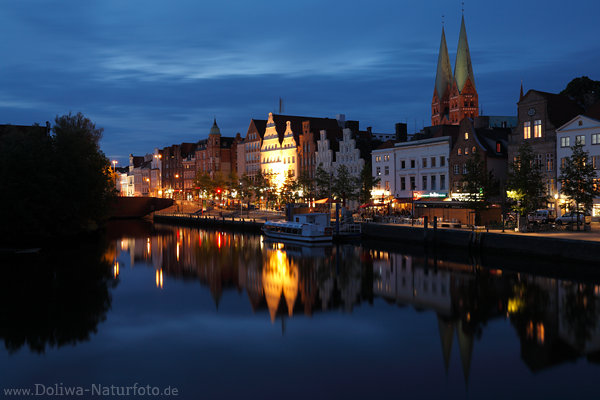 Lbeck Altstadt Nachtbild am Trave-Wasser Uferpromenade Nachtlichter