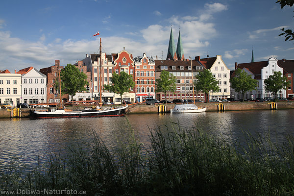 Lübeck Untertrave Ufer-Architektur Boote in Wasser Schilfblick