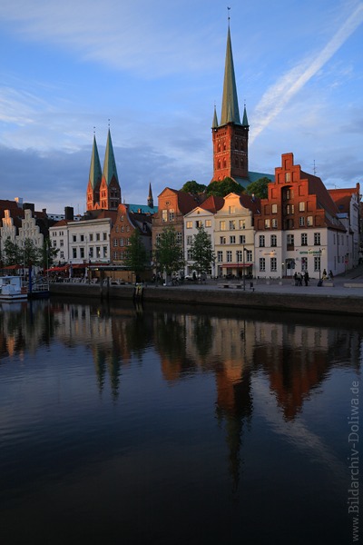 Lbeck Altstadt in Abendlicht Kirchtrme Spiegelung in Wasser