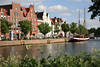 Lübeck Flussufer Architektur Segelschiff in Wasser Untertrave