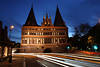 L�beck Nachtlichter Strassenverkehr um Holstentor Lichtspuren Nachtfoto