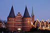 610499_Holstentor von L�beck Fotografie in Weihnachtszeit D�mmerung romantische Abendlichter