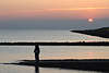 701217_ Bsum Sonnenuntergang Kste Bild, Strand & Paar an Promenade im Nordsee Urlaub am Wattenmeer