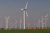 701167_ Windkraftwerke Landschaftsbild Pfeiler mit Windturbinen wie das Auge reicht Mühlenpark