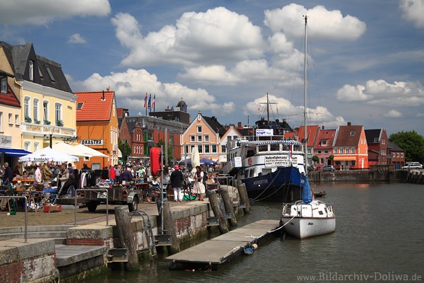Husum Au Hafen Schiffe Foto bunte Huser Stimmungsbild Nordfriesland Nordseehafen