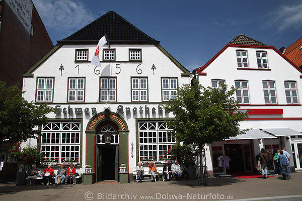 Husumer Schwan-Apotheke im alten Friesenhaus Nordfriesland Reise Bild Bnke mit Senioren