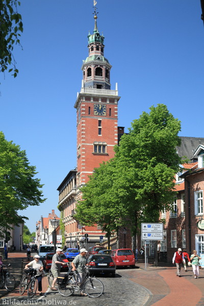Leer Rathausturm historische Altstadt Gasse mit Radfahrer