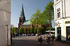 701143_ Meldorf Dom am Markt Kirche Bild von Süderstrasse, Radfahrer Paar im Dithmarschen Urlaub Gasse