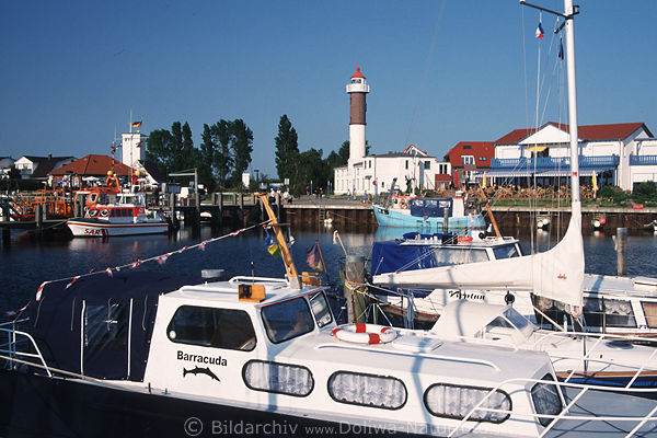 Hafen von Timmendorf Schiffe Leuchtturm Meeresbucht Foto Insel Poel Ufer Meeridylle Bild