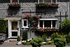 Bad Berleburg Hausfassade graue Wand hübsches Blumendekor am Hauseingang in Altstadt