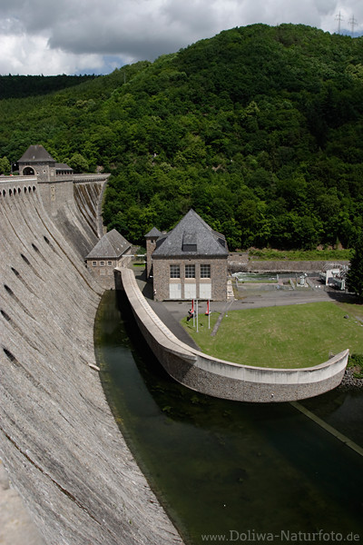 Staudamm auf Eder Talsperre Edersee Staumauer