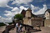 Waldeck Schloss Aussichtsplattform Kanone Touristen Residenz in Wolkenstimmung