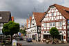 704614_ Waldeck Stadt - über Edersee hochgelegene mittelalterliche Stadt mit Fachwerkhäuser und Strassenbild mit Schlossblick im Waldecker Land