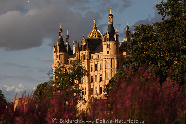 Mrchenschloss Schwerin romantisches Stimmungsbild in Goldfarben Abendlicht Fotografie