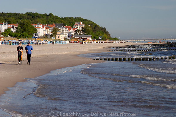 Bansin Strand Ostseek�ste Meerufer Hotels Wasser Jogger Paar L�ufer Seebad Wellen-Landschaft