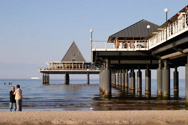 Seebr�cke mit Pyramide-Restaurant Nauticus im Meer auf Pf�hlen Strandpromenade Senioren Paar