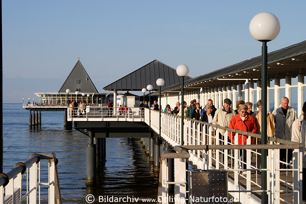 Heringsdorf Seebad Touristen Seebr�cke auf Pf�hlen in Ostsee Wasser Insel Usedom Ausflugsziel