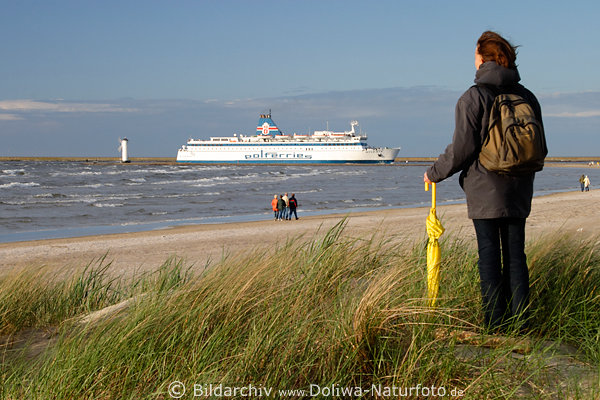 Meerufer-Frau in D�nnen vor Ostseef�hre Reise-Schiff Seestrand