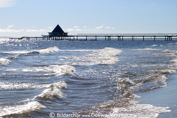 Heringsdorfer lange Seebr�cke mit Pyramide in Ostsee Meerwellen Foto Usedom K�stenbild