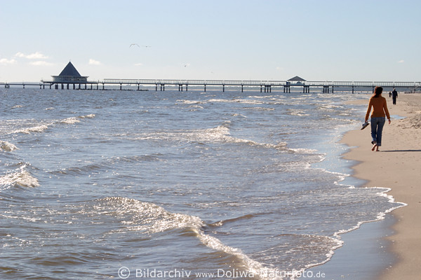 Barfu� im Sand Meerwasser Strand Promenade Foto spazieren vor Seebr�cke Heringsdorf gehen