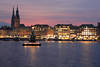 Hamburg Alster  tränender Weihnachtsbaum See Adventlichter vor City-Skyline