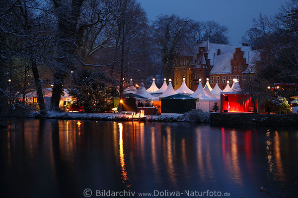 Hamburg-Bergedorf Weihnachtsmarkt Fotos am Schloss: Parkzelte unter Bäumen Winterbilder