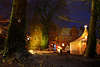 Bergedorfer Schloss Foto Weihnachtsmarkt Romantik am Zelt unter Parkbäumen im Schneekleid