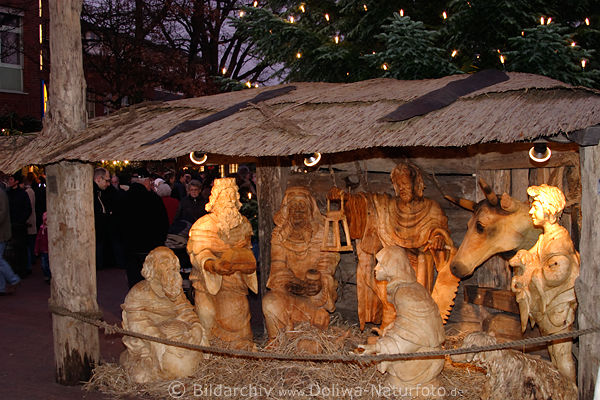 Buchholzer Weihnachtskrippe Figuren geschnitzt in Holz am Weihnachtsmarkt