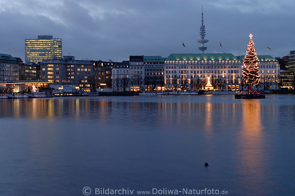 Binnenalster blaue Stunde Foto Skyline am Wasser, Alsterpavillion, Tannenbaum vor 4-Jahreszeiten