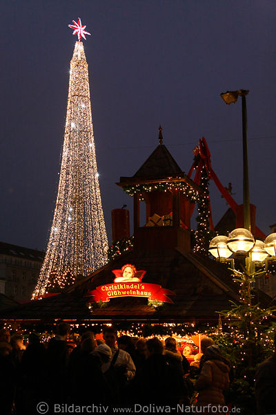Christkindels Glweinhaus Foto mit Menschen vor Weihnachtsbaum Glitzern in Hamburg auf Rathausmarkt